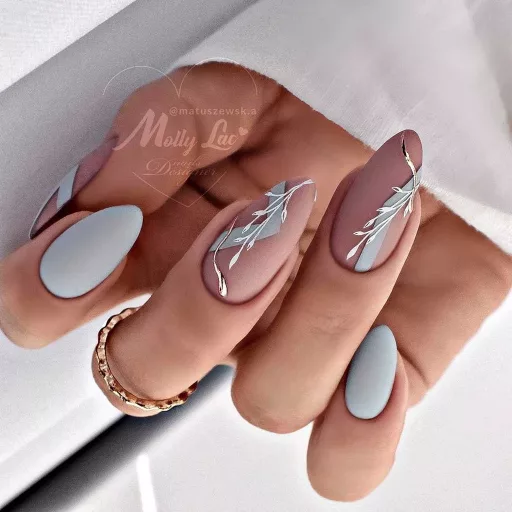 MollyLac Géllakk – Infinity Nr. 345, elegáns szürke árnyalat a körmökön