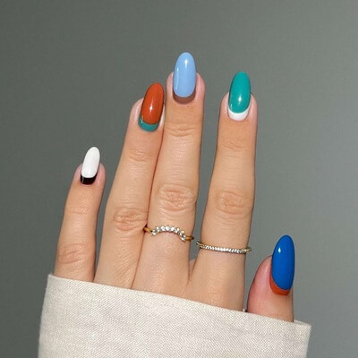 Kétszínű gél lakkos köröm hold manikűr technikával készítve