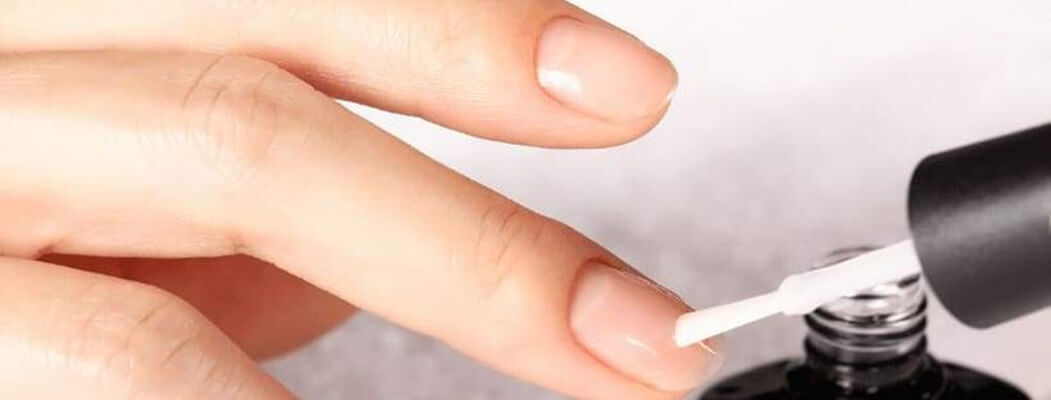 Primer típusok műköröm készítéshez – savas és savmentes primer különbségei és helyes alkalmazása