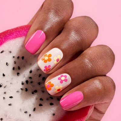 Virágmintás tavaszi manikűr nail art díszítéssel