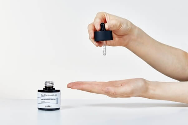 COSRX Niacinamid Szérum 10% – pórusfinomító, folthalványító arcszérum