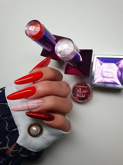 MollyLac Géllakk Crimson Nr. 42 – karmazsin vörös árnyalat, prémium minőség