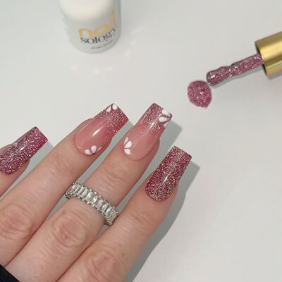 NailSology® Red Dress Moment Nr. 126 meggybordó reflektív géllakk – elegáns csillogás